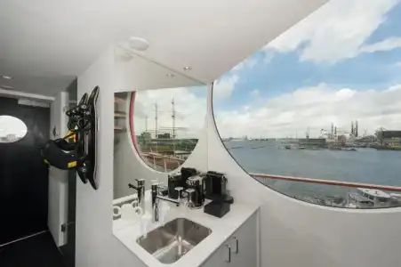 Botel - 25