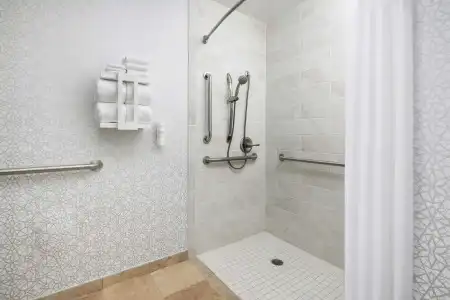 Hampton Inn Laredo - 11
