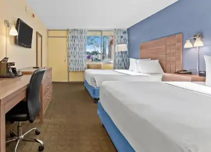 Baymont by Wyndham Orlando North Millenia - 36