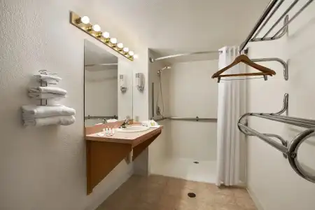 Super 8 by Wyndham Austin North/University Area - 17
