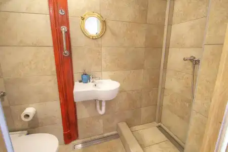 Lavender Circus Hostel, Doubles & Ensuites - 6