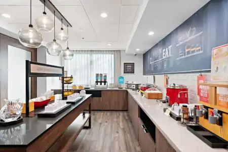 Hampton Inn by Hilton Los Angeles Airport - 17