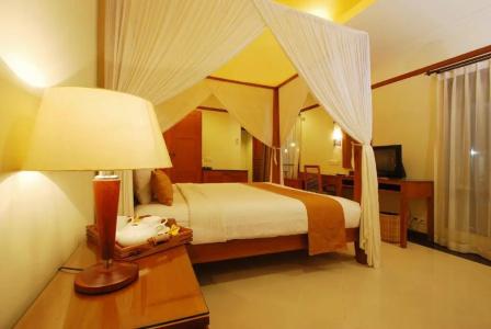 Yulia Beach Inn Kuta - 8