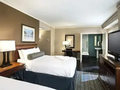 The Whitehall Houston - 32