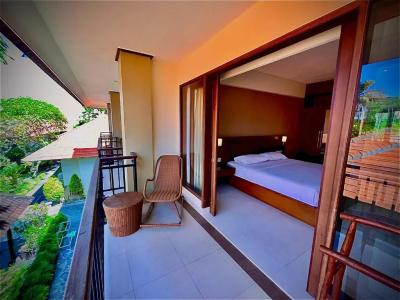 Yulia Beach Inn Kuta - 37