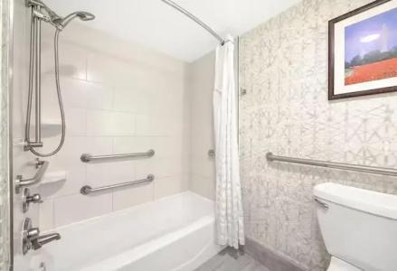 Embassy Suites by Hilton Alexandria Old Town - 42
