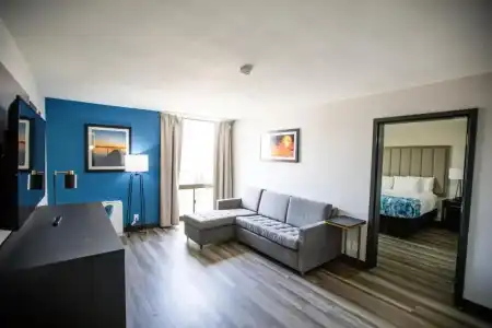 La Quinta Inn & Suites by Wyndham Dallas I-35 Walnut Hill Ln - 46