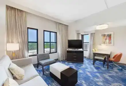 Embassy Suites by Hilton Alexandria Old Town - 63