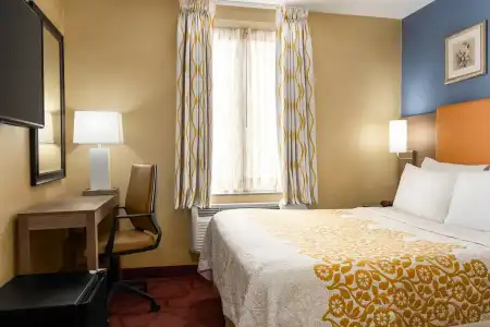 Days Inn by Wyndham Long Island City - 16