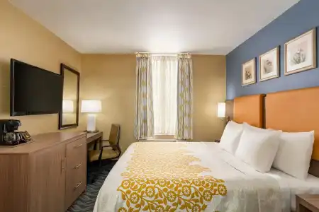 Days Inn by Wyndham Long Island City - 15