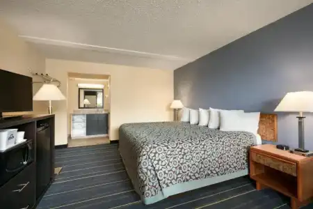 Days Inn by Wyndham Clearwater/Gulf to Bay - 21