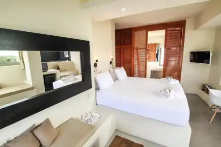 West East Suites - 95