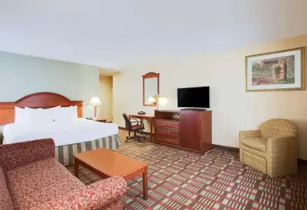 La Quinta Inn by Wyndham Queens - 17