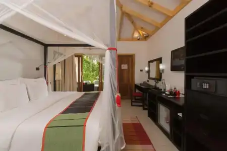 Vilamendhoo Island Resort & Spa - 6