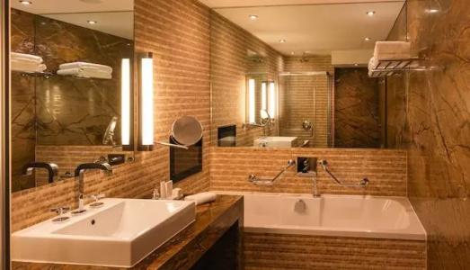 Radisson Blu Royal, - 62