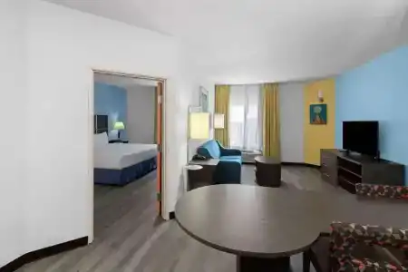 Days Inn & Suites by Wyndham Lubbock Medical Center - 29