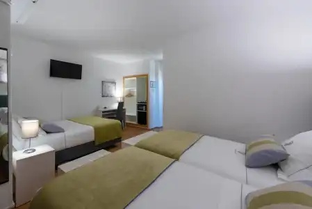 Dinya Lisbon - 4
