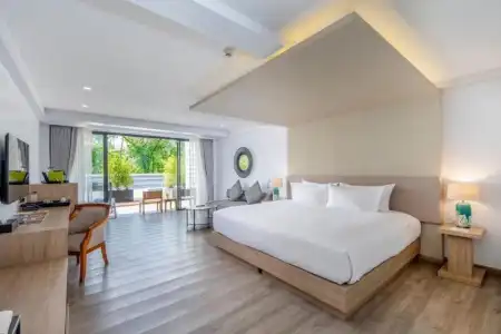 Anona Beachfront Phuket Resort - 40