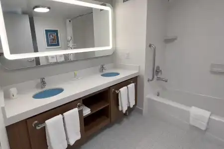 Howard Johnson by Wyndham Anaheim and Water Playground - 118