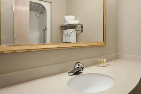 Days Inn & Suites by Wyndham Albany - 21