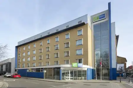Premier Inn London Fulham - 0