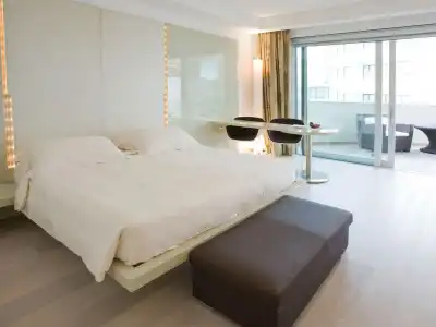 Premier & Suites - 50