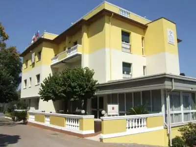Estée - 0