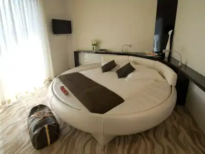 Premier & Suites - 76