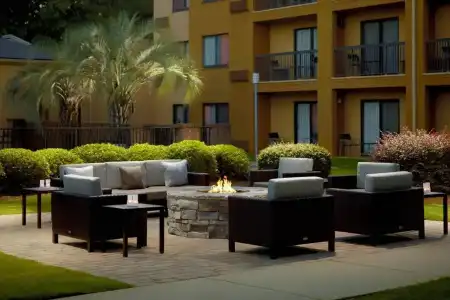 Courtyard Macon - 13