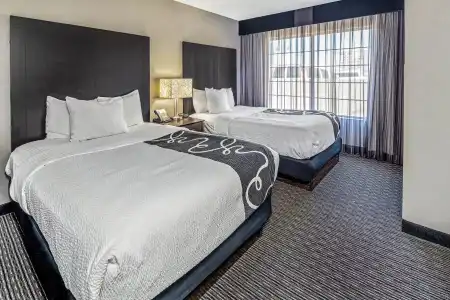 La Quinta Inn & Suites by Wyndham Anaheim - 21