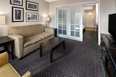 La Quinta Inn & Suites by Wyndham Anaheim - 32