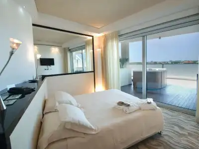 Premier & Suites - 64