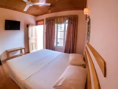 New Breeze Inn - 4