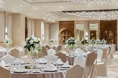 Mövenpick & Apartments Bur Dubai - 26
