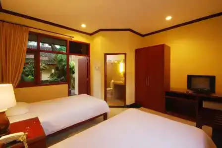 Yulia Beach Inn Kuta - 12