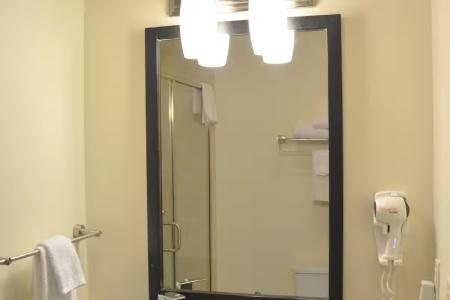 Days Inn & Suites by Wyndham Milwaukee - 21