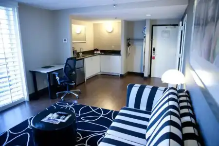 Ramada Plaza by Wyndham West Hollywood & Suites - 26