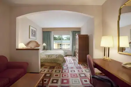 Days Inn & Suites by Wyndham Albany - 25