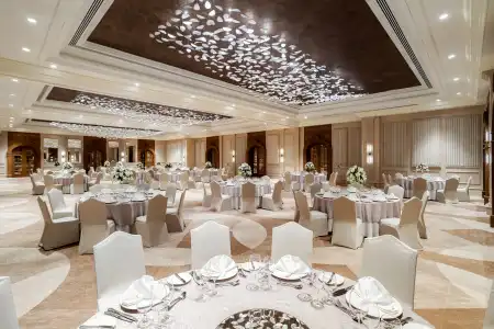Mövenpick & Apartments Bur Dubai - 25