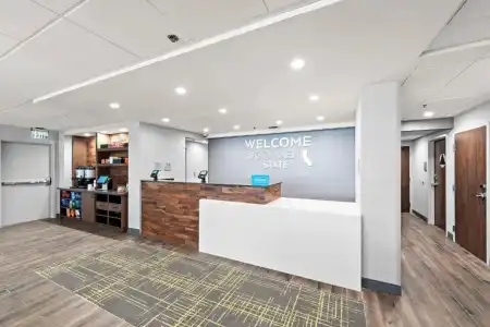 Hampton Inn by Hilton Los Angeles Airport - 10