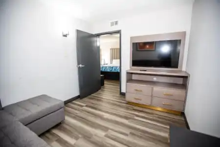 La Quinta Inn & Suites by Wyndham Dallas I-35 Walnut Hill Ln - 49