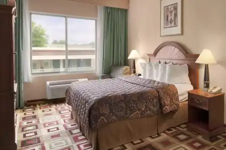 Days Inn & Suites by Wyndham Albany - 19