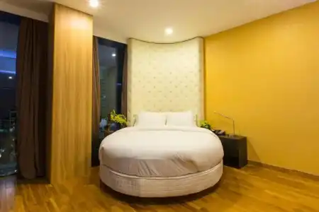 Bay Ho Chi Minh - 1