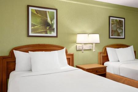 Baymont by Wyndham Daytona Beach/Intl Speedway - 10