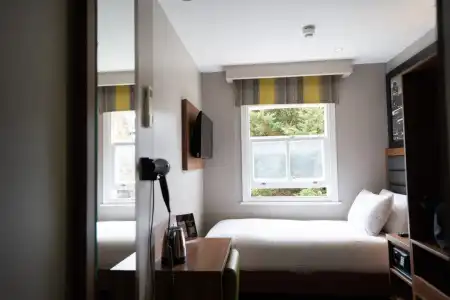 London Court - 64