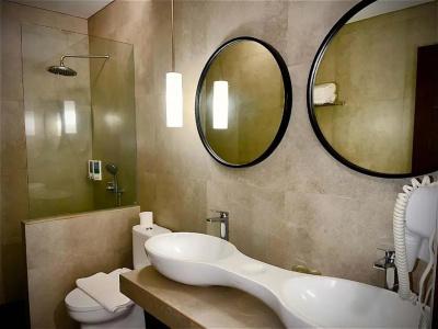 Yulia Beach Inn Kuta - 39