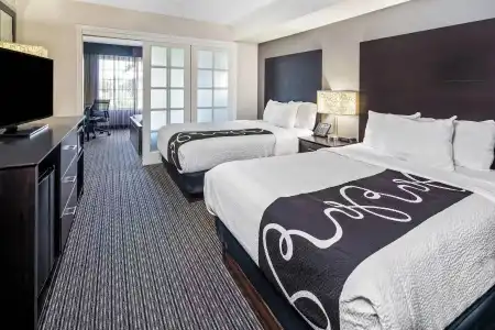 La Quinta Inn & Suites by Wyndham Anaheim - 30