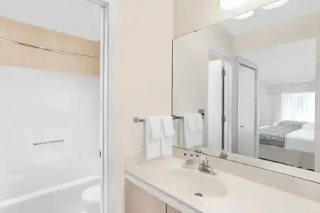 Hawthorn Extended Stay by Wyndham Green Bay - 20