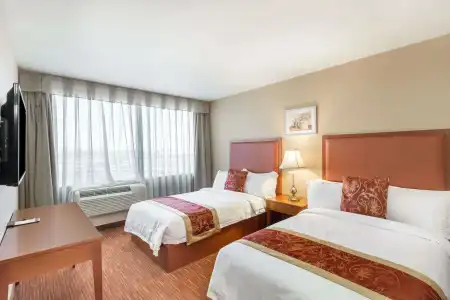 Ramada by Wyndham Flushing Queens - 18