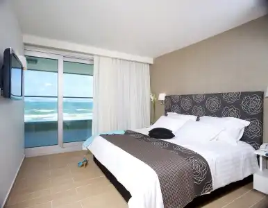 West All Suites - 37
